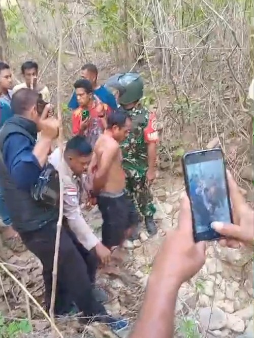 Penangkapan pembacok Lazarus Bell, Detrius Nenobahan, di hutan Bonatama, Kupang, NTT, Rabu (7/11/2024),