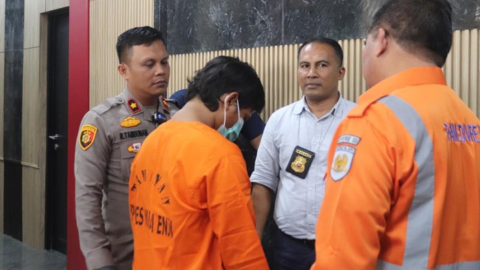 Pencuri pedrol rel kereta api di Muara Enim, saat diamankan polisi.
