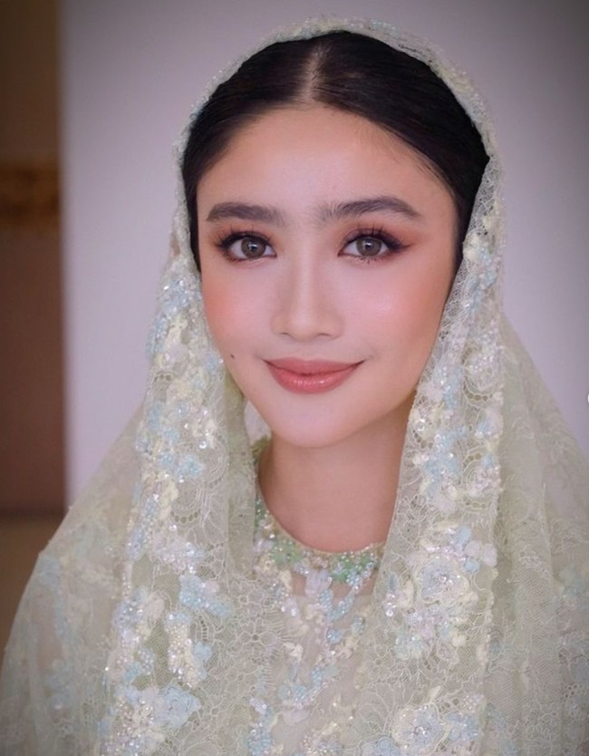 Penampilan Febby semakin dipercantik dengan riasan glam look dari MUA Upan Duvan. Eyeshadow berwarna kecoklatan dipadukan dengan lisptik berwarna dusty pink. Foto: Instagram