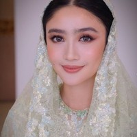 Penampilan Febby semakin dipercantik dengan riasan glam look dari MUA Upan Duvan. Eyeshadow berwarna kecoklatan dipadukan dengan lisptik berwarna dusty pink. Foto: Instagram