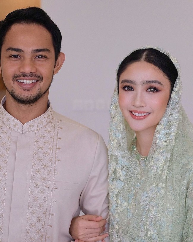 Febby terlihat anggun mengenakan kerudung brukat yang senada dengan busana yang dikenakannya. Berpose bersama calon suaminya, keduanya terlihat begitu serasi. Foto: Instagram