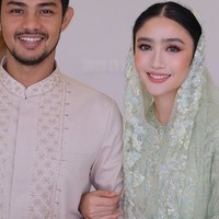 Febby terlihat anggun mengenakan kerudung brukat yang senada dengan busana yang dikenakannya. Berpose bersama calon suaminya, keduanya terlihat begitu serasi. Foto: Instagram