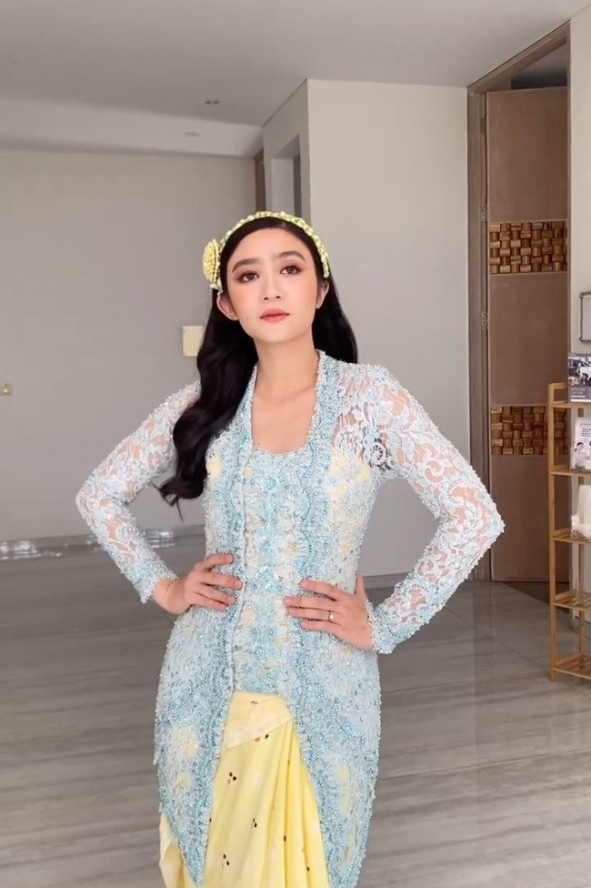 Jelang siraman, Febby berganti pakaian mengenakan kebaya brukat berwarna biru muda. Kebaya tersebut dipadukan dengan kain lilit berwarna kuning. Foto: Instagram