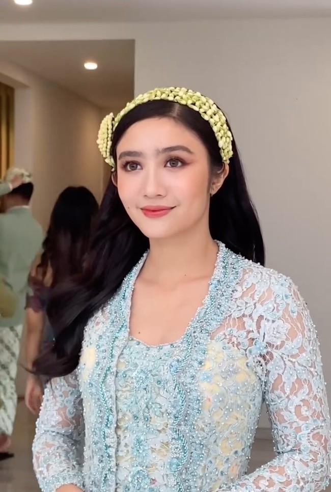 Dengan rambut terurai yang dihiasi dengan bandana dari roncean melati, pesona Febby terlihat begitu terpancar. Aura calon manten dari Febby pun semakin terlihat. Foto: Instagram