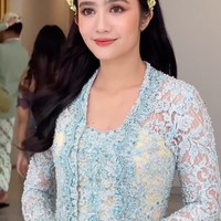 Dengan rambut terurai yang dihiasi dengan bandana dari roncean melati, pesona Febby terlihat begitu terpancar. Aura calon manten dari Febby pun semakin terlihat. Foto: Instagram