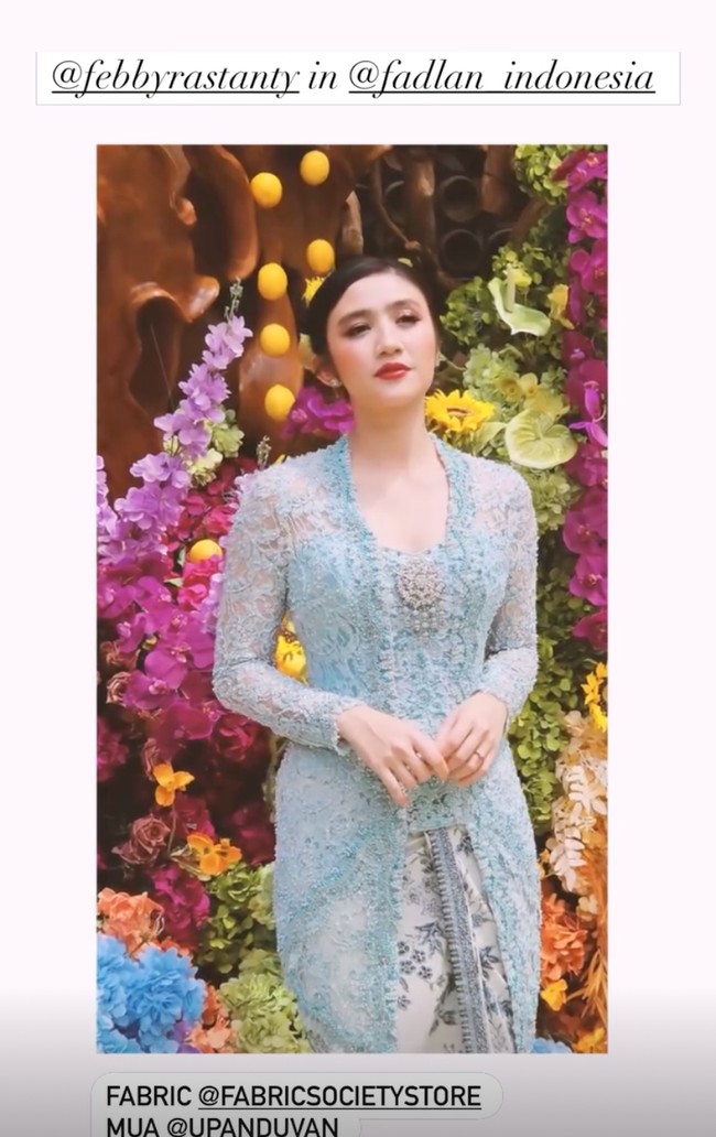 Selesai pengajian dan siraman Febby kembali tampil menawan dalam balutan kebaya berwarna biru muda. Kebaya tersebut dipadukan dengan kain bermotif warna senada. Penampilannya juga semakin fresh dengan pulasan lipstik merah. Foto: Instagram