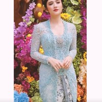 Selesai pengajian dan siraman Febby kembali tampil menawan dalam balutan kebaya berwarna biru muda. Kebaya tersebut dipadukan dengan kain bermotif warna senada. Penampilannya juga semakin fresh dengan pulasan lipstik merah. Foto: Instagram