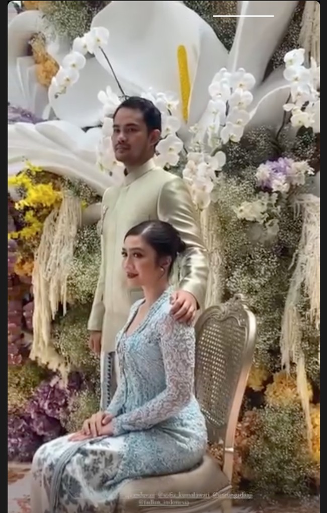 Sementara calon suami Febby tampil mengenakan busana berwarna hijau muda. Pasangan tersebut tampak berpose bersama dan memperlihatkan kemesraan mereka. Foto: Instagram