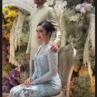 Sementara calon suami Febby tampil mengenakan busana berwarna hijau muda. Pasangan tersebut tampak berpose bersama dan memperlihatkan kemesraan mereka. Foto: Instagram