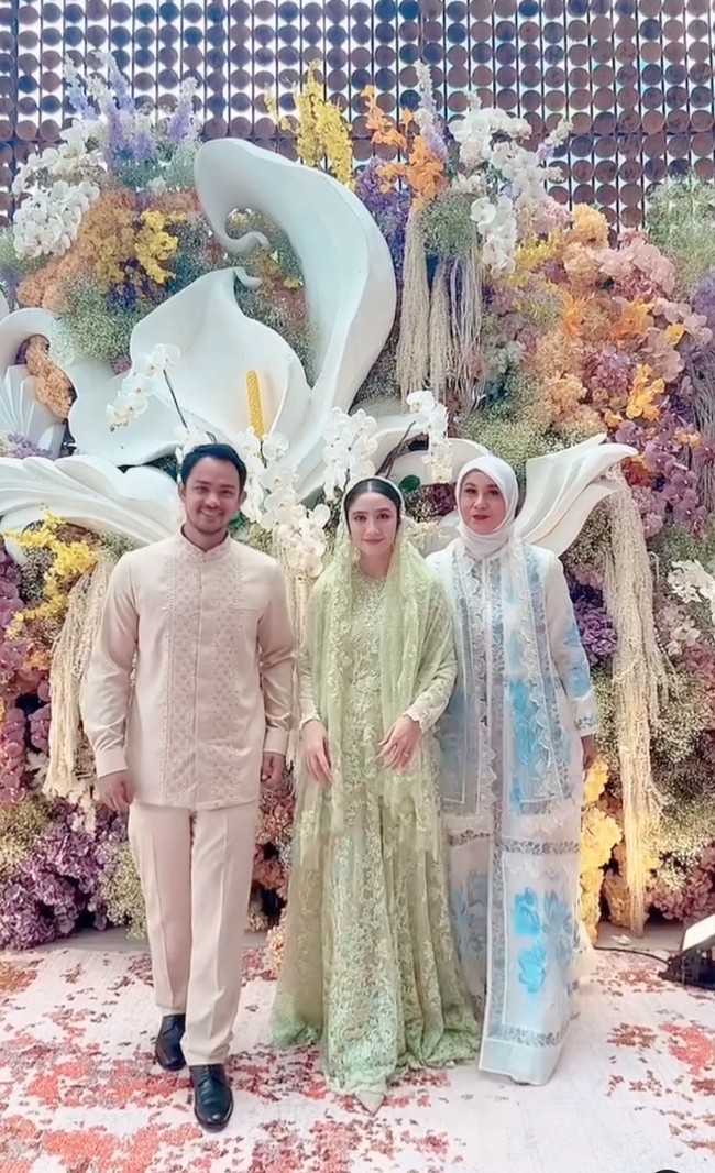 Febby Rastanty dan calon suaminya, Drajad Djumantara baru saja menggelar acara pengajian jelang pernikahan. Tampil kompak dengan busana warna pastel, Febby terlihat cantik mengenakan dress brukat panjang berwarna hijau muda. Sementara Drajad tampil mengenakan setelan celana ponjang berwarna coklat muda. Foto: Instagram
