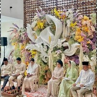 Dekorasi cantik bertabur bunga warna-warni di acara pengajian sekaligus siraman Febby juga tak kalah mencuri atensi. Warna bunga-bunga tersebut senada dengan busana-busana berwarna pastel yang dikenakan Febby dan calon suaminya. Foto: Instagram