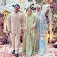 Febby Rastanty dan calon suaminya, Drajad Djumantara baru saja menggelar acara pengajian jelang pernikahan. Tampil kompak dengan busana warna pastel, Febby terlihat cantik mengenakan dress brukat panjang berwarna hijau muda. Sementara Drajad tampil mengenakan setelan celana ponjang berwarna coklat muda. Foto: Instagram