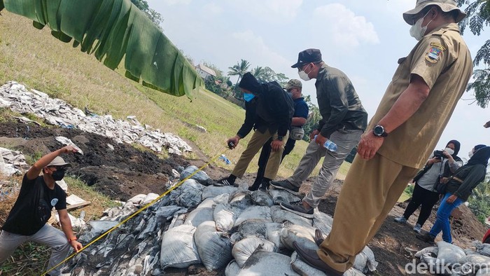 Pengecekan pembuangan limbah batu bara di kbb