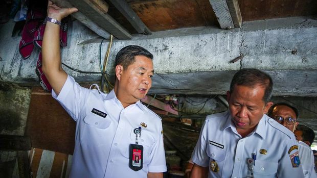Penjabat (Pj) Gubernur DKI Jakarta Teguh Setyabudi saat menyambangi kolong jembatan Penjaringan, Jakarta Utara. Foto: Dok. Pemprov DKI Jakarta