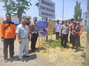 Imbauan Polisi saat Melintas di Perlintasan KA Liar Probolinggo