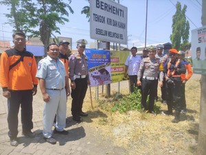 Imbauan Polisi saat Melintas di Perlintasan KA Liar Probolinggo
