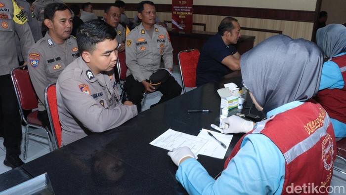 Personel Polres Blitar Kota mengikuti pemeriksaan kesehatan