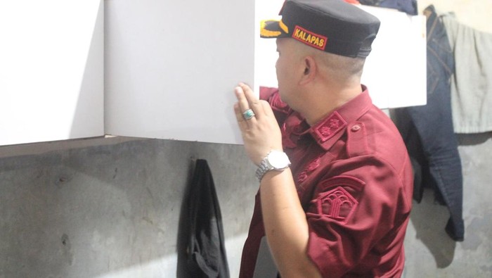 Petugas Lapas Sumedang saat menggeledah sel napi