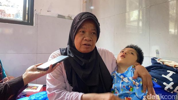 Pj Gubernur Jabar Bey Machmudin saat menemui Yati dan cucunya, korban banjir di Sukabumi