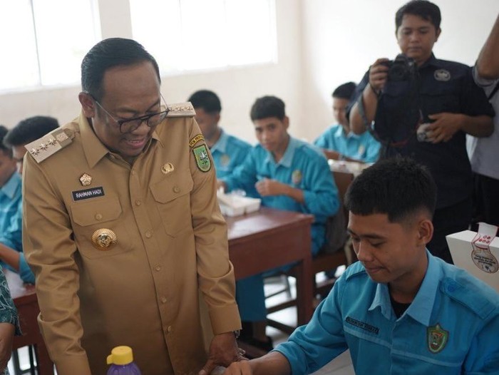 Pj Gubernur Riau, Rahman Hadi saat mengecek simulasi pemberian makan siang bergizi di SMKN 7 Pekanbaru. (Foto: Diskominfotik Riau)