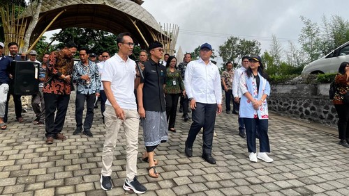 Pj Sekda Badung Ida Bagus Surya Suamba mendampingi Wamentan Sudaryono di Badung Agro Techno Park, Desa Belok/Sidan, Kecamatan Petang, Badung, Bali, Kamis (7/11/2024). (Foto: Dok. Prokompim Setda Badung)