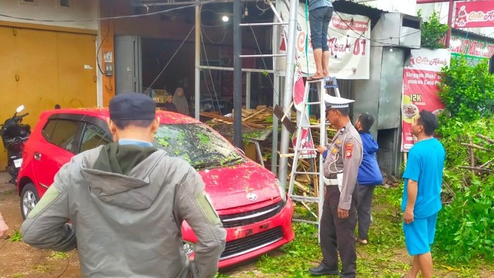 Pohon tumbang timpa 2 mobil di Kecamatan Manggala, Makassar.