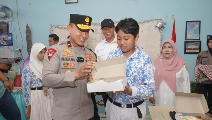 Wakapolda Kaltim Brigjen Sabilul Alif saat memberikan makanan gratis kepada 300 siswa SD di Balikpapan.
