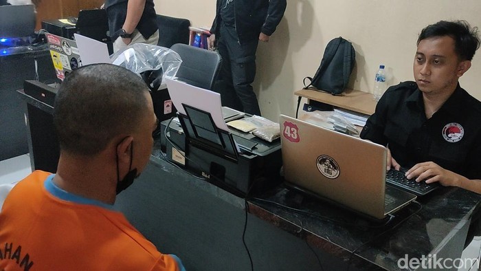 Polisi menginterogasi anggota pps yang produksi tembakau sintetis