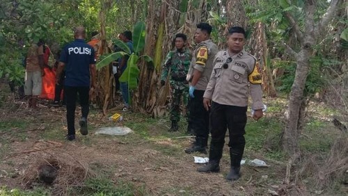 Polisi saat melakukan olah TKP dan mengevakuasi jenazah Lazarus Bell yang tewas dibacok di Desa Poto, Kecamatan Fatuleu Barat, Kabupaten Kupang, NTT. (Dok. Polres Kupang).