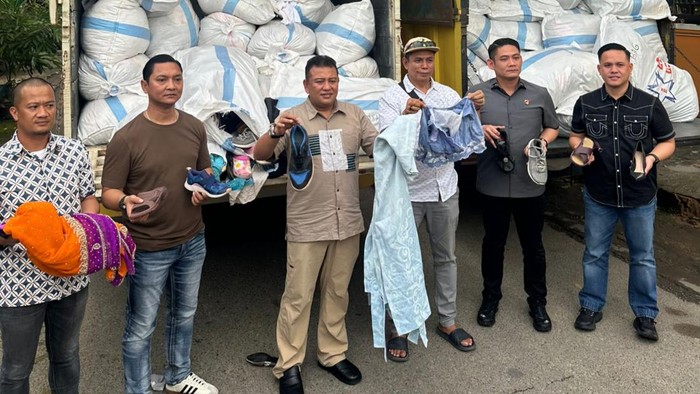 Polisi saat menunjukkan barang bukti (Dok Polda Riau)