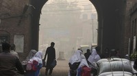 Adapun kabut asap beracun telah menyelimuti kota itu sejak bulan lalu. Pihak berwenang pada awal minggu ini menutup sekolah-sekolah di Lahore. Pada hari Rabu mereka menutup sekolah-sekolah di 18 distrik di sekitarnya.  