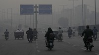 Lahore menjadi kota paling tercemar di dunia pada Rabu pagi, dengan indeks kualitas udara mencapai rekor tertinggi, yaitu lebih dari 1.100. Jauh di atas patokan 300 yang dianggap berbahaya oleh Organisasi Kesehatan Dunia (WHO).  