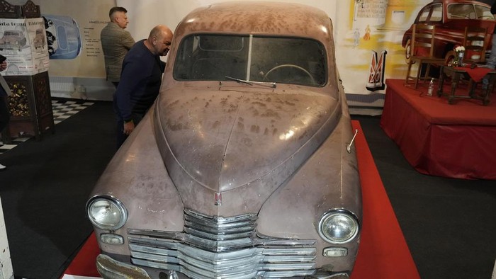 Mobil M-20 Warszawa dengan nomor seri 000001 merupakan kendaraan pertama yang meninggalkan pabrik mobil di Polandia setelah Perang Dunia II. Begini potretnya.