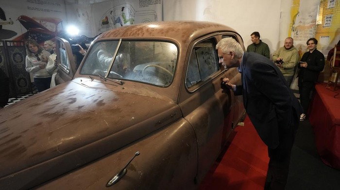 Potret Mobil Retro Polandia yang Sudah Ada Sejak Perang Dunia II Mobil M-20 Warszawa dengan nomor seri 000001 merupakan kendaraan pertama yang meninggalkan pabrik mobil di Polandia setelah Perang Dunia II. Begini potretnya.