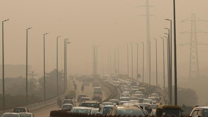 A highrise building is pictured on a polluted smoggy morning in New Delhi, India, November 7, 2024.REUTERS/Anushree Fadnavis