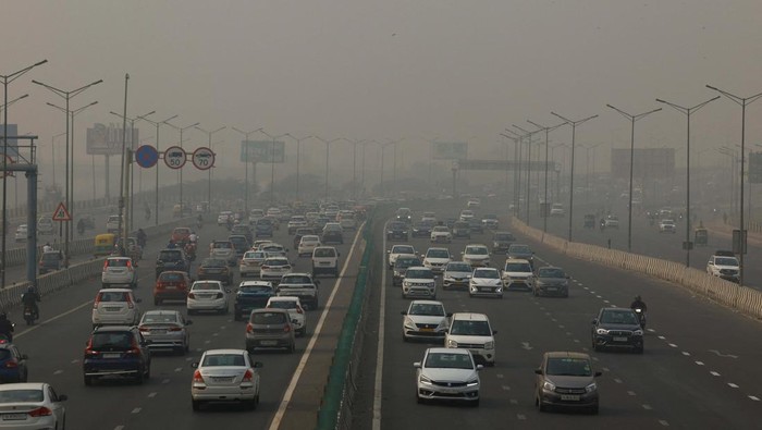 A highrise building is pictured on a polluted smoggy morning in New Delhi, India, November 7, 2024.REUTERS/Anushree Fadnavis
