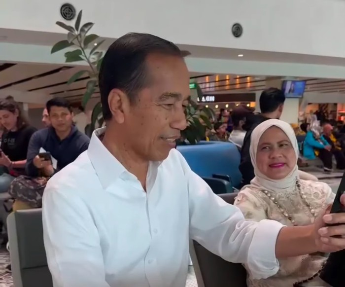 Presiden ke-7 RI Joko Widodo (Jokowi) didampingi sang istri, Iriana, bertolak ke Jakarta. Jokowi mengatakan kedatangannya ke Jakarta untuk menengok cucu. (IG @jokowi)