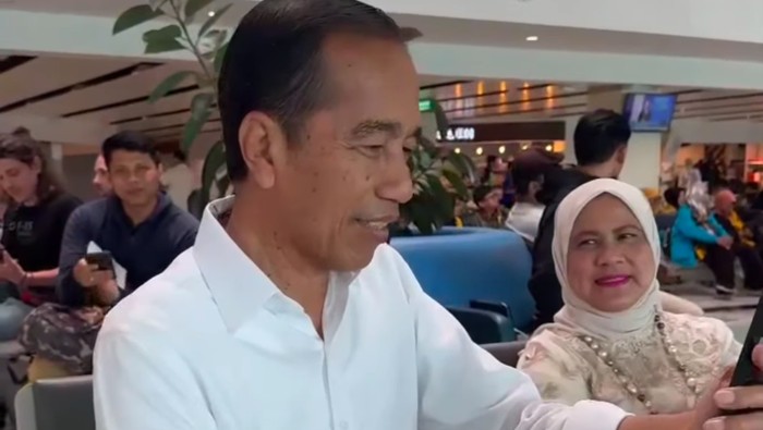 Presiden ke-7 RI Joko Widodo (Jokowi) didampingi sang istri, Iriana, bertolak ke Jakarta. Jokowi mengatakan kedatangannya ke Jakarta untuk menengok cucu. (IG @jokowi)