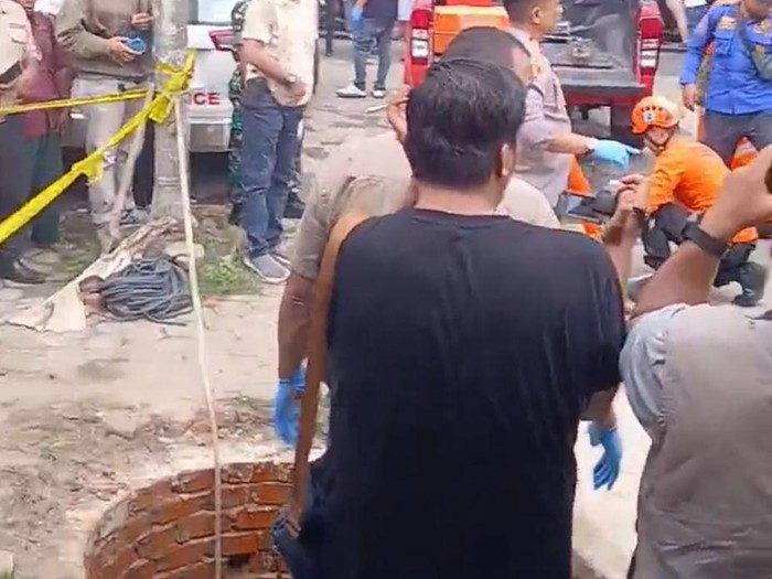 Proses evakuasi empat warga Muaro Jambi yang tewas dalam sumur diduga karena gas beracun.
