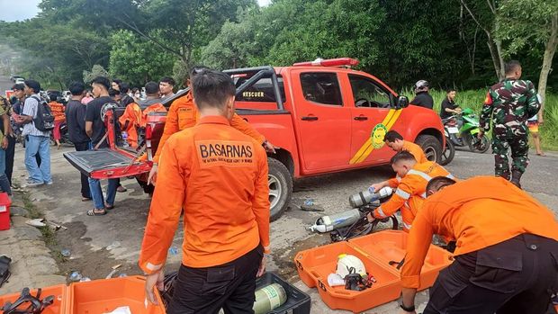 Proses evakuasi empat warga Muaro Jambi yang tewas dalam sumur diduga karena gas beracun.
