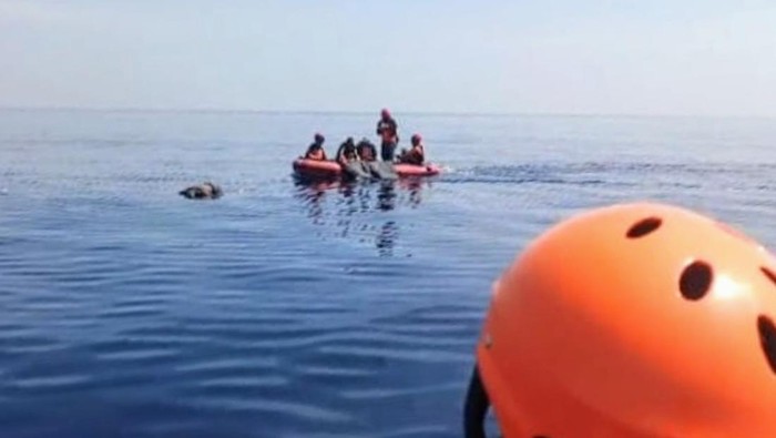 Proses evakuasi nelayan Situbondo yang ditemukan di lepas pantai