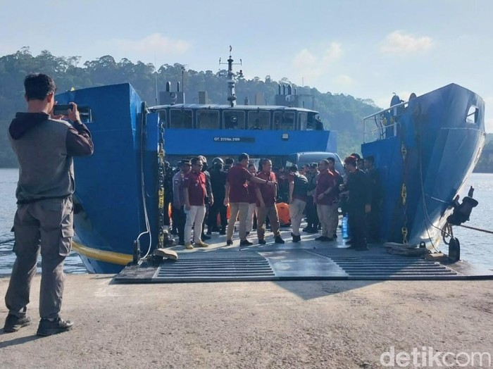 Proses pemindahan 64 napi dari Kanwil Sumatra Utara ke Lapas Kelas IIA Karanganyar Nusakambangan di Dermaga Wijayapura, Kabupaten Cilacap, Kamis (7/11/2024).