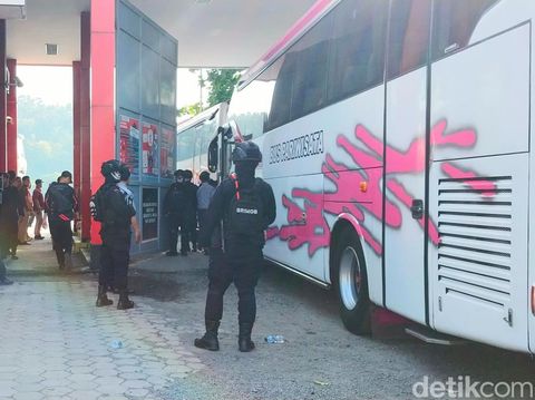 Proses pemindahan 64 napi dari Kanwil Sumatra Utara ke Lapas Kelas IIA Karanganyar Nusakambangan di Dermaga Wijayapura, Kabupaten Cilacap, Kamis (7/11/2024).