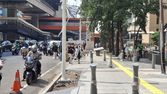 Proyek galian di sekitar Halte Kuningan, Jakarta Selatan ke arah Menteng menyebabkan kemacetan. Pejalan kaki mesti melintas di ruas jalan bercampur dengan kendaraan bermotor (Fawdi/detikcom)