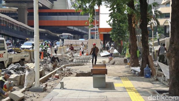 Proyek galian di sekitar Halte Kuningan, Jakarta Selatan ke arah Menteng menyebabkan kemacetan. Pejalan kaki mesti melintas di ruas jalan bercampur dengan kendaraan bermotor (Fawdi/detikcom)