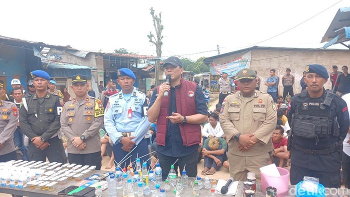 Razia Kampung Aceh di Batam, puluhan orang positif narkoba. (Alamudin Hamapu/detikSumut)