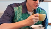 Rezky tampaknya juga penyuka kopi. Begini momennya ketika menikmati secangkir panas kopi hitam di rumahnya. Foto: Instagram @thereal_rezkyaditya