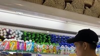 Sebagai ayah yang baik, Rezky sempat pergi berbelanja dengan putranya di supermarket. Dalam foto satu ini, mereka tampak memilih susu 1 liter. Foto: Instagram @thereal_rezkyaditya