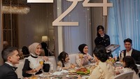 Kalau ini momen keren Rezky Aditya saat makan bersama dengan Citra Kirana dan kerabat. Mereka merayakan hari pergantian tahun 2024 lalu. Foto: Instagram @thereal_rezkyaditya