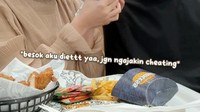 Aktor tampan ini juga pernah menikmati burger dengan sang istri. Ia membeli seporsi burger yang lengkap disajikan dengan kentang goreng dan ayam goreng. Foto: Instagram @thereal_rezkyaditya